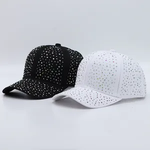 Vue détaillée des strass colorés sur les casquettes de baseball noires et blanches
