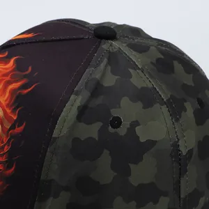 Makroaufnahme einer Baseballkappe aus Twill mit Flammendruck und Camouflage-Stitch-Design