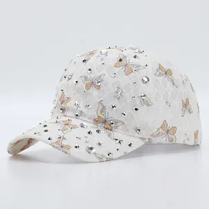 Casquette de baseball blanche en dentelle avec motif papillon et strass brillants