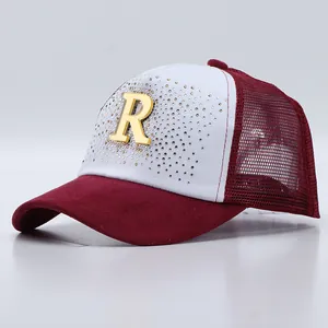 Dettaglio della rete bordeaux traspirante e del logo R in strass sulla cuffia