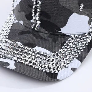 Gros plan de strass argentés brillants sur le détail d'une casquette camouflage en toile