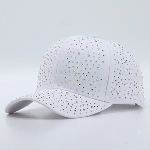 Casquette de baseball blanche avec strass colorés sur fond gris avec reflet doux