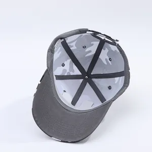 Détail intérieur de la casquette camouflage montrant la doublure et l'étiquette de soin