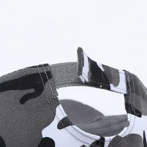 Gros plan sur la sangle Velcro réglable d'une casquette de baseball camouflage à strass