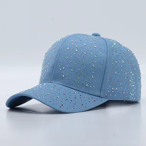 Détail d'une casquette en denim bleu clair ornée de strass brillants sous studio