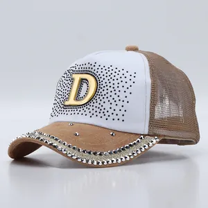 Dettaglio cappello con logo D dorato, borchie argentate e rete marrone traspirante