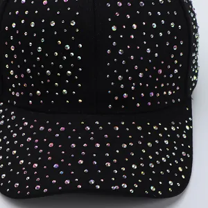 Détail de strass arc-en-ciel AB sur une casquette de baseball noire en coton