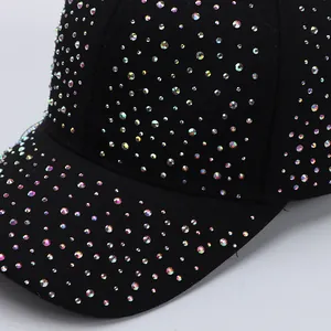 Gros plan détaillé des strass multicolores sur une casquette de baseball en coton noir