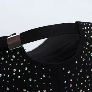 Détail arrière de casquette noire avec strass arc-en-ciel et boucle en métal argenté