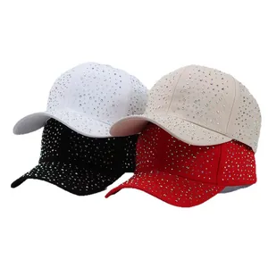 Casquettes de baseball scintillantes avec strass en blanc, beige, noir et rouge brillant