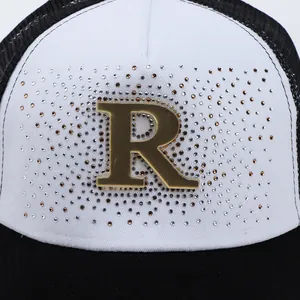 Dettaglio della rete nera traspirante e del logo R dorato con strass sul cappello