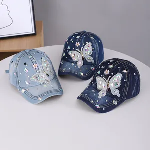 Détails de trois casquettes en jean bleu avec papillons en strass et paillettes brillantes
