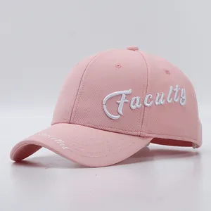 Detail der rosa Baumwoll-Basecap mit weißer 3D-Stickerei und Faculty-Schriftzug