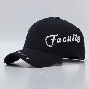 Detail der weißen Faculty-Stickerei auf dem marineblauen Baumwoll-Baseball-Cap