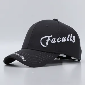 Detail der Faculty-Stickerei und Stofftextur auf einer schwarzen Baseballkappe