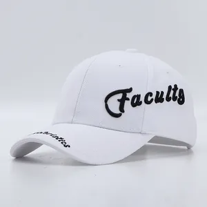 Detailansicht der schwarzen Faculty-Stickerei auf einer weißen Baseballkappe