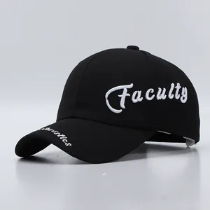 Nahaufnahme der weißen 3D-Stickerei mit Faculty und Characteristics auf schwarzer Baseballcap