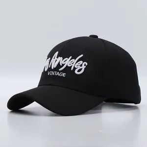 Detailansicht der weißen Los Angeles Vintage Bestickung auf einer schwarzen Baseballkappe