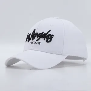 Detail der 3D-Stickerei Los Angeles Vintage auf einer weißen Baumwoll-Baseballkappe