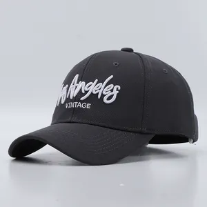 Nahaufnahme der dunkelgrauen Baseballkappe mit weißem Los Angeles Vintage Stickerei