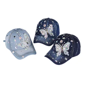 Trois casquettes en jean avec papillons en strass colorés dans divers délavages bleus