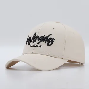 Detailaufnahme der Los Angeles VINTAGE 3D-Stickerei auf der beigen Baumwoll-Cap