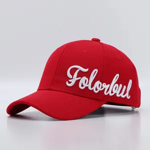 Detailansicht der roten Basecap mit detaillierter weißer 3D-Folorbul-Stickerei