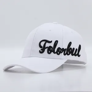 Detailaufnahme der hochwertigen schwarzen 3D-Stickerei auf weißer Baseballkappe mit Textur