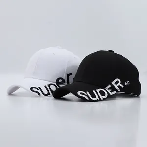Detail der 3D-Stickerei SUPER 60 auf Mesh-Baseballkappen in den Farben Schwarz und Weiß