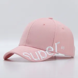 Detailansicht der rosa Baseballkappe mit weißer 3D-Stickerei super Text und Nummer 60