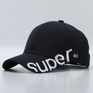 Detail der weißen 3D-Stickerei super 60 auf einer dunkelblauen Canvas-Basecap