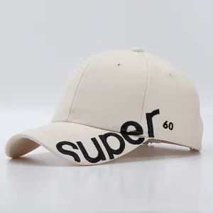 Detail der 3D-Stickerei 'super.' auf der cremefarbenen Baumwoll-Baseballkappe mit 60-Logo