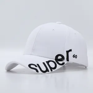 Detailaufnahme der hochwertigen Baumwoll-Baseballkappe mit schwarzer 3D-Stickerei