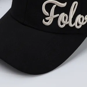 Makroaufnahme der hochwertigen weißen 3D-Stickerei Folo auf einer schwarzen Twill-Cap