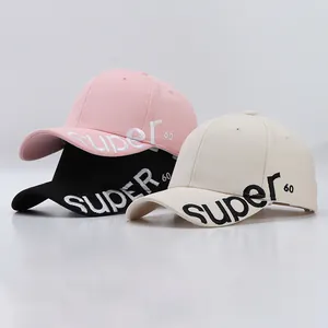 Drei bestickte Baseballkappen in Pink, Schwarz und Weiß mit schickem Seiten-Stickerei