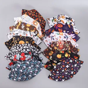 Vista plana de varios sombreros de pescador de Halloween con estampados de calabazas