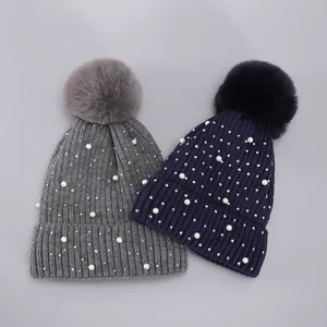 Winter-Strickmütze mit Perlen, Strasssteinen und großem Kunstfell-Pompon in Grau und Marine