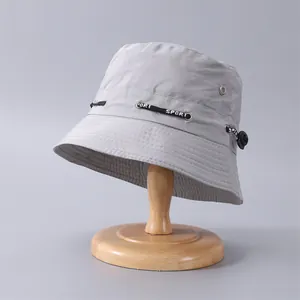 Λεπτομέρεια γκρι καπέλο bucket με κορδόνι sport και μεταλλικές οπές εξαερισμού