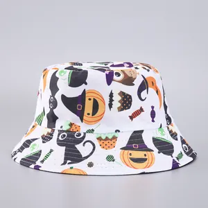 Detalle de gorro de Halloween con estampados de calabaza, gato y murciélago en tela plana