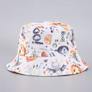 Detalle de un sombrero de pescador blanco para Halloween con estampados de calabaza y fantasma