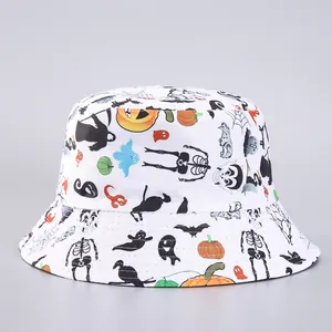 Detalle del sombrero de pescador Halloween con estampados de calabaza y calavera en blanco