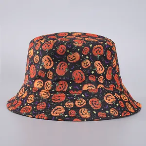 Detalle de los estampados de calabazas y murciélagos en el sombrero de pescador