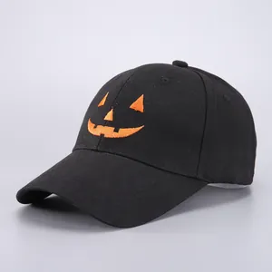 Detalle del bordado de calabaza de Halloween en gorra de béisbol de lona negra