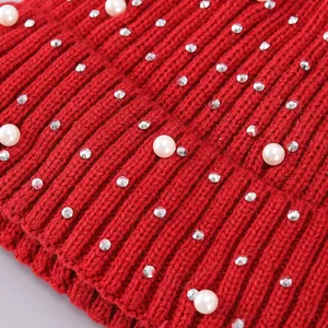 Rote Winterstrickmütze mit weichem Plüschfutter, eleganten Perlen und funkelnden Strasssteinen