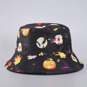 Detalle de gorro de pescador de Halloween con estampados de calabazas y calaveras