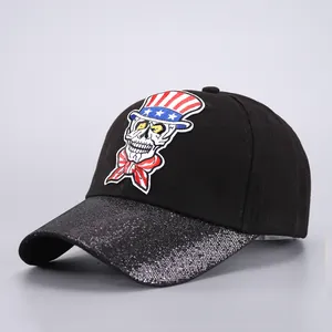 Detalle de gorra de béisbol con bordado de calavera Tío Sam y visera de lentejuelas