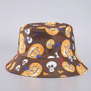 Detalle del gorro de pescador de Halloween con estampados de calabaza y calavera y borde cosido