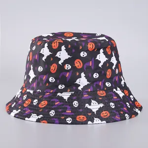 Detalle de gorro de Halloween con patrones de calabaza y calavera en tela negra