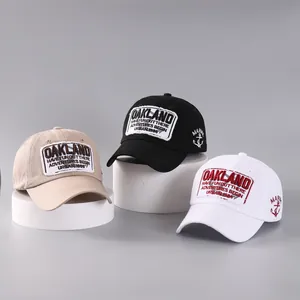 Detailliertes Set aus drei Retro-Baseballkappen mit Oakland-Stickerei auf Podesten