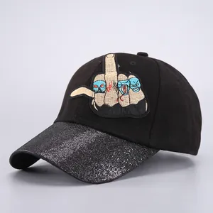 Gorra de béisbol negra con lentejuelas y bordado de calavera de estilo punk rebelde